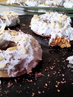Una foto de Donuts carrot cake con frosting de coco saludable