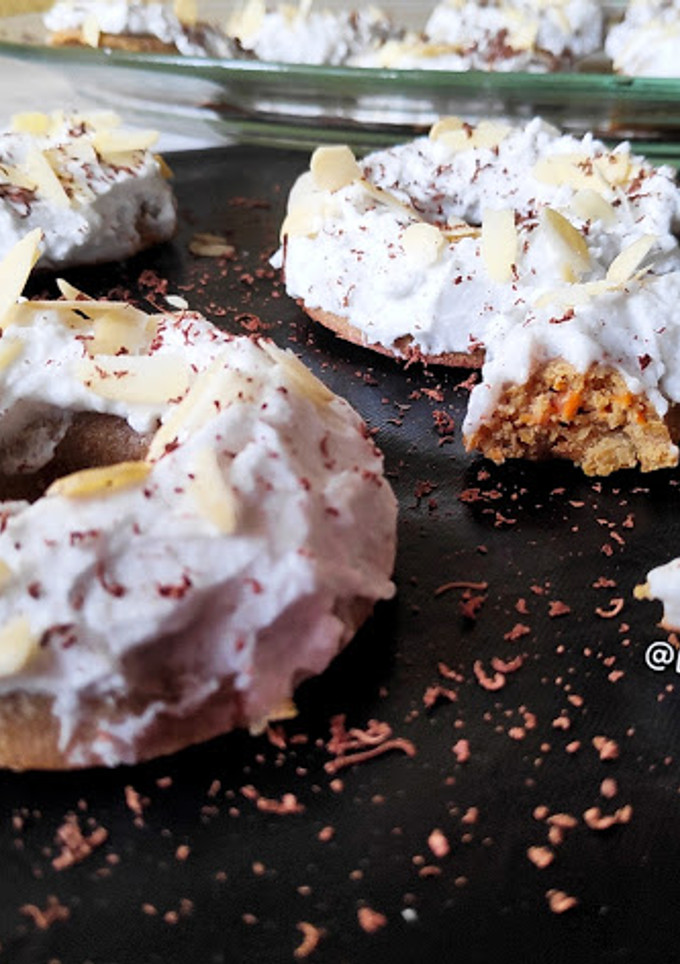 Una foto de Donuts carrot cake con frosting de coco saludable