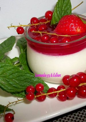 Une photo de PANNA COTTA et son COULIS de FRUITS ROUGES