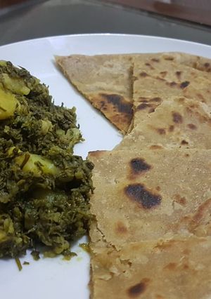 A picture of Aloo Methi ki sabzi with pratha.
