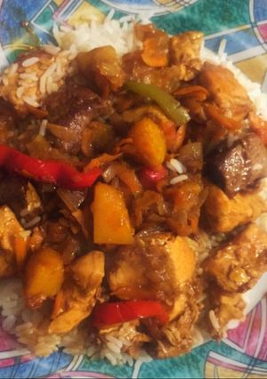 Una foto de Arroz con pollo carne y verduras con salsa de soja y barbacoa