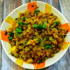 A picture of Cabbage and green peas.