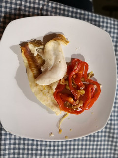 Una foto de Filetes de merluza al horno con puerro y pimiento