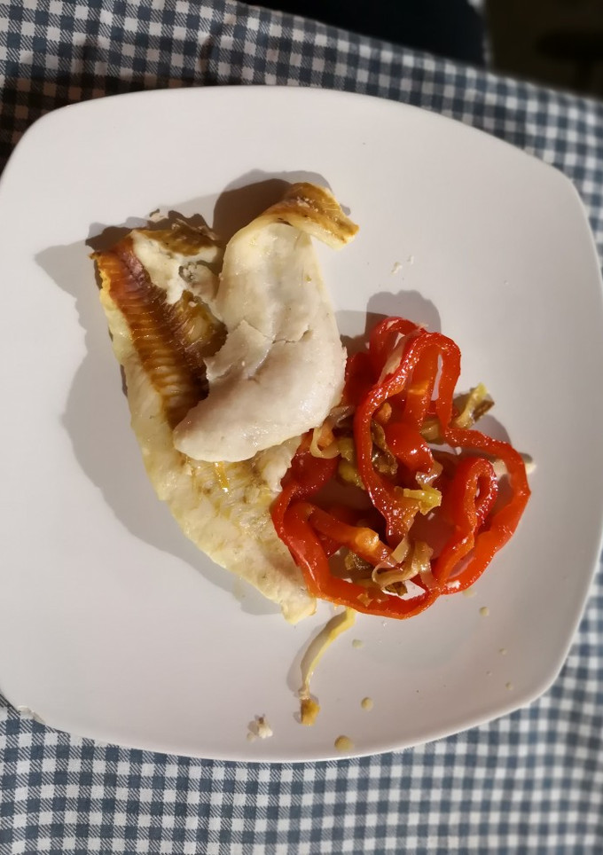 Una foto de Filetes de merluza al horno con puerro y pimiento
