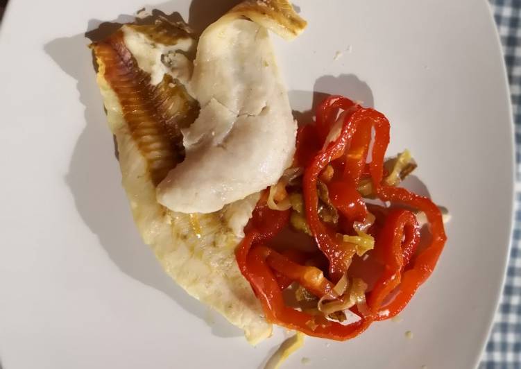 Filetes de merluza al horno con puerro y pimiento