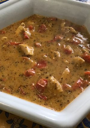 Une photo de Poulet aux poivrons rouges crème et parmesan