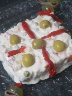 Una foto de Ensaladilla rusa con banderillas