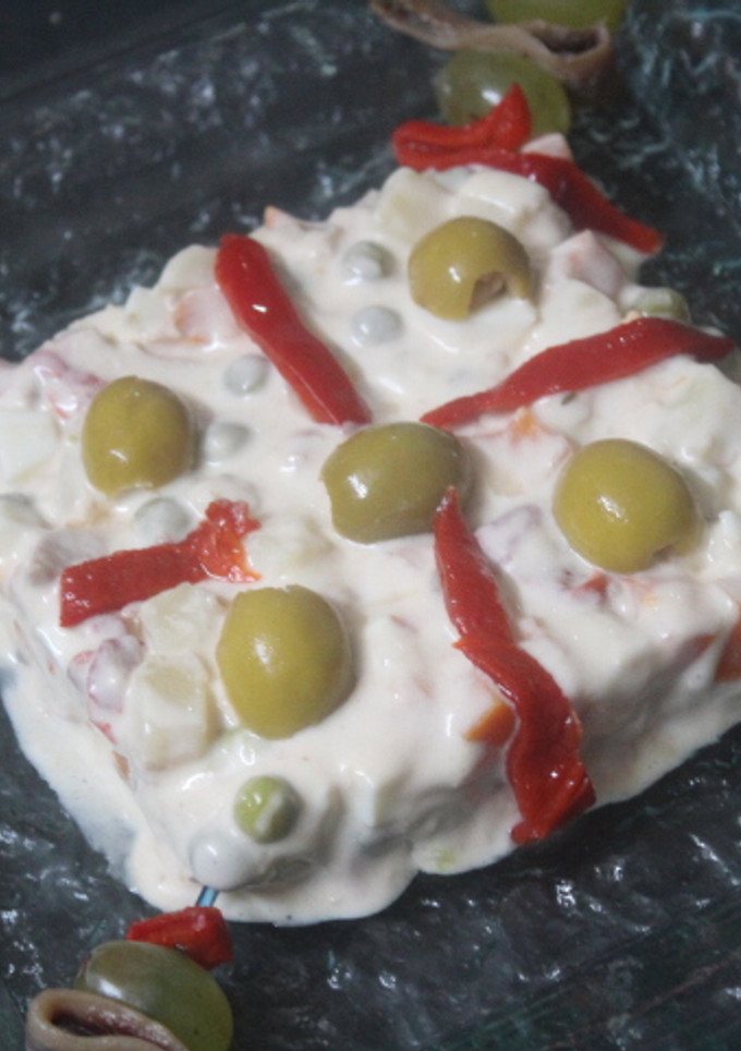 Una foto de Ensaladilla rusa con banderillas