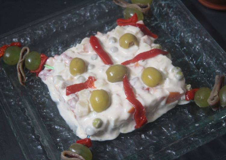 Ensaladilla rusa con banderillas