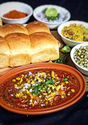 A picture of Misal pav.