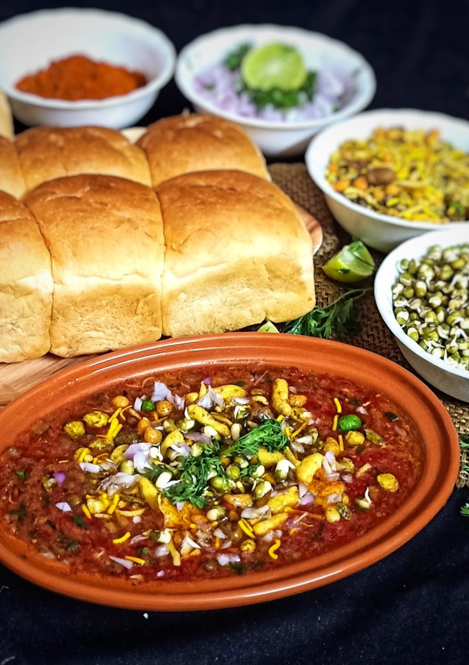 A picture of Misal pav.