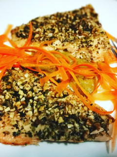 Una foto de Salmón especiado al horno con puré de cogollo de Tudela