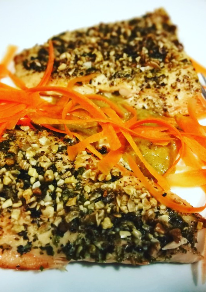 Una foto de Salmón especiado al horno con puré de cogollo de Tudela