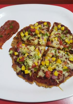 ભાખરી પીઝા (Bhakhri Pizza Recipe In Gujarati) રેસીપી મુખ્ય ફોટો