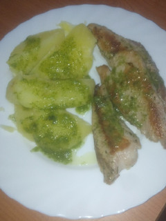 Una foto de Atún a la plancha con papas y mojo de perejil