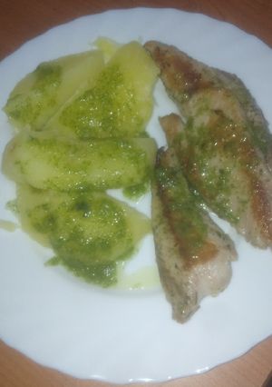 Una foto de Atún a la plancha con papas y mojo de perejil