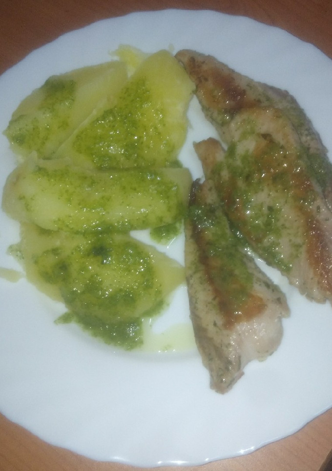 Una foto de Atún a la plancha con papas y mojo de perejil