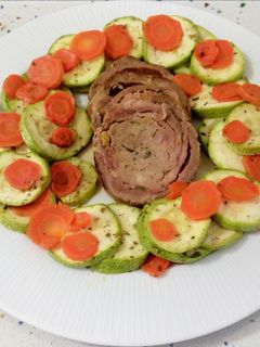 Una foto de Solomillo ibérico relleno con verduras al vapor