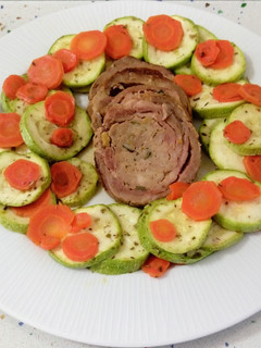 Una foto de Solomillo ibérico relleno con verduras al vapor