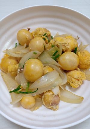 Hình của món Trứng gà non xào hành tây.