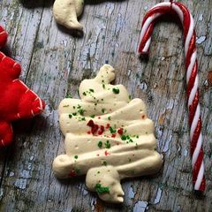 A picture of Cinnamon meringue Christmas trees 🎄.