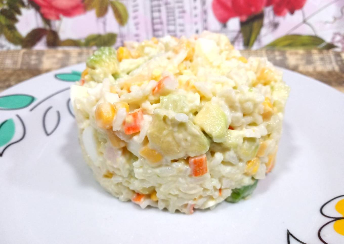 Ensaladilla de arroz con surimi y aguacate