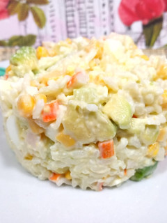 Una foto de Ensaladilla de arroz con surimi y aguacate
