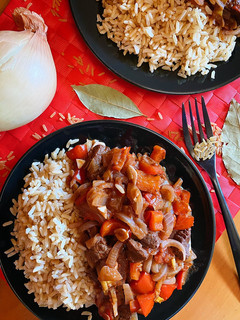 Una foto de Arroz integral con ternera con verduras