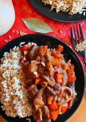 Una foto de Arroz integral con ternera con verduras