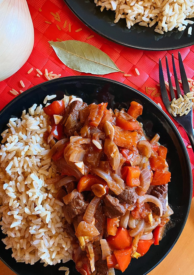 Una foto de Arroz integral con ternera con verduras