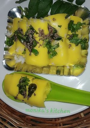 A picture of Khandvi.