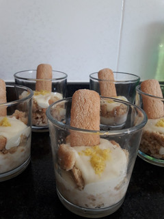 Una foto de Postre en vaso sabor limón