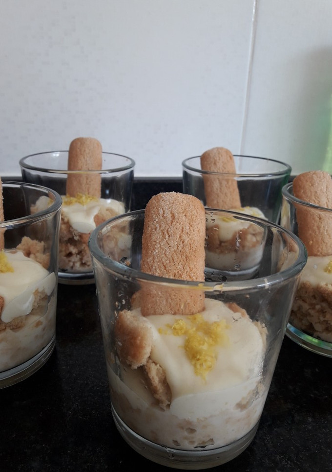 Una foto de Postre en vaso sabor limón