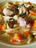 Sopa con Albóndigas y Fideos