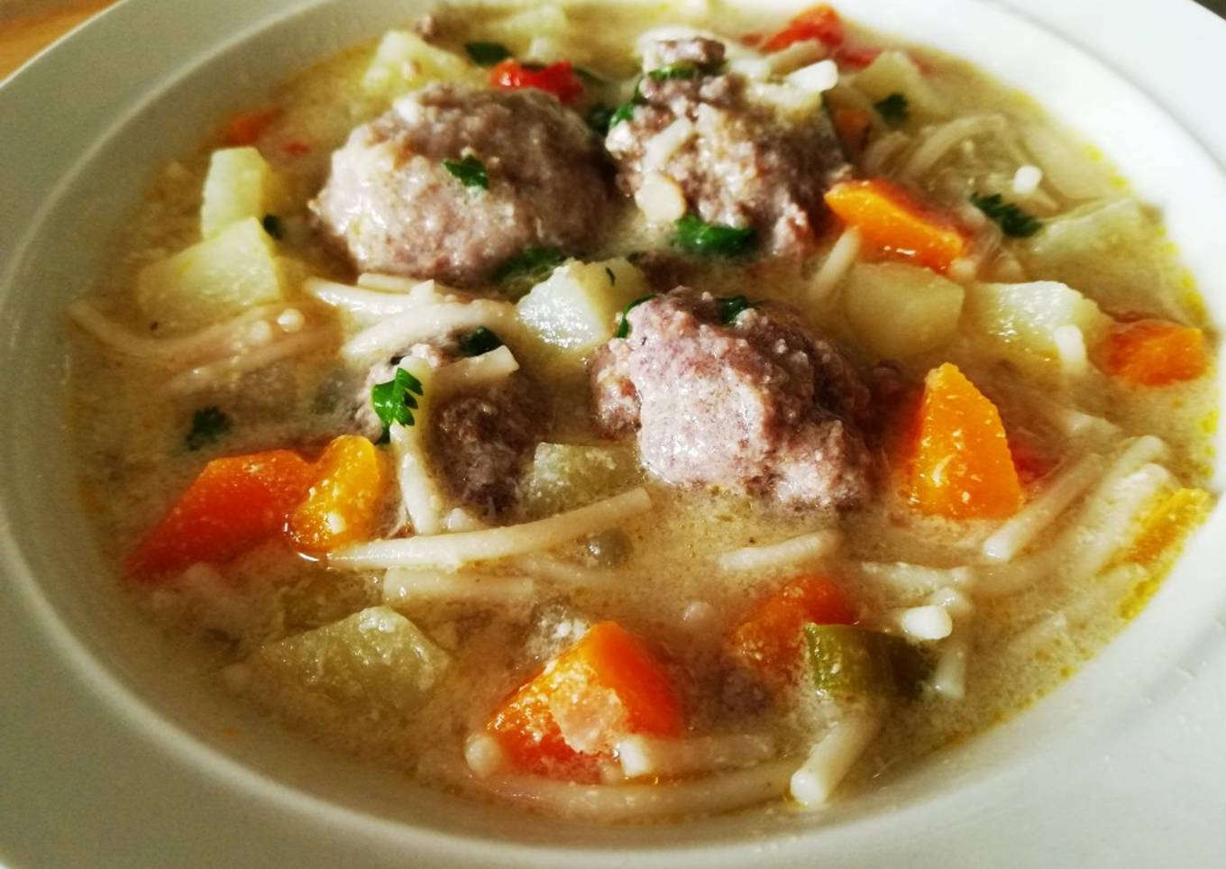 Sopa con Albóndigas y Fideos