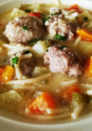 Una foto de Sopa con Albóndigas y Fideos