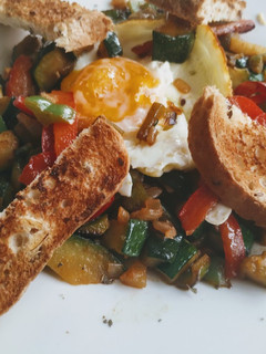 Una foto de Verduras con huevo plancha