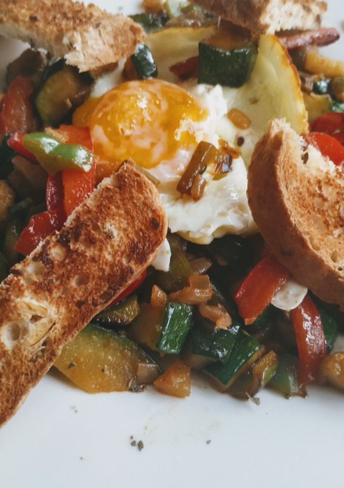 Una foto de Verduras con huevo plancha