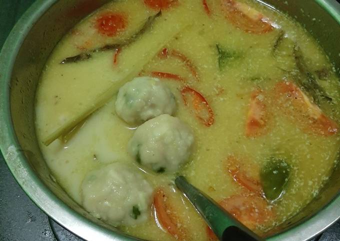 Bakso Ayam kuah Opor kuning