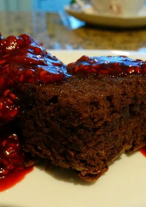 Brownie málnaszósszal recept fotója