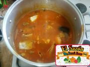 Una foto de caldo de mariscos