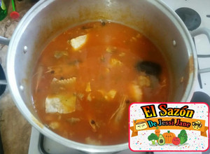 Una foto de Caldo de pescado con camarones