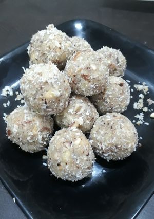 नारियल लड्ड़ू (nariyal ladoo recipe in Hindi) रेसिपी मुख्य फोटो