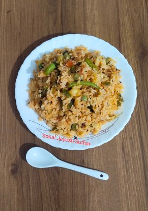 સેઝવાન ફ્રાઇડ રાઈસ (Schezwan Fried Rice Recipe In Gujarati) રેસીપી મુખ્ય ફોટો