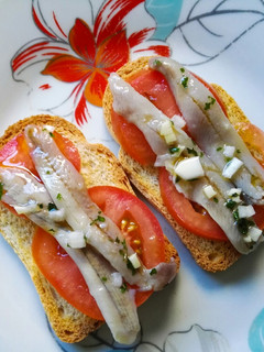 Una foto de Aperitivo con tomate y anchoas