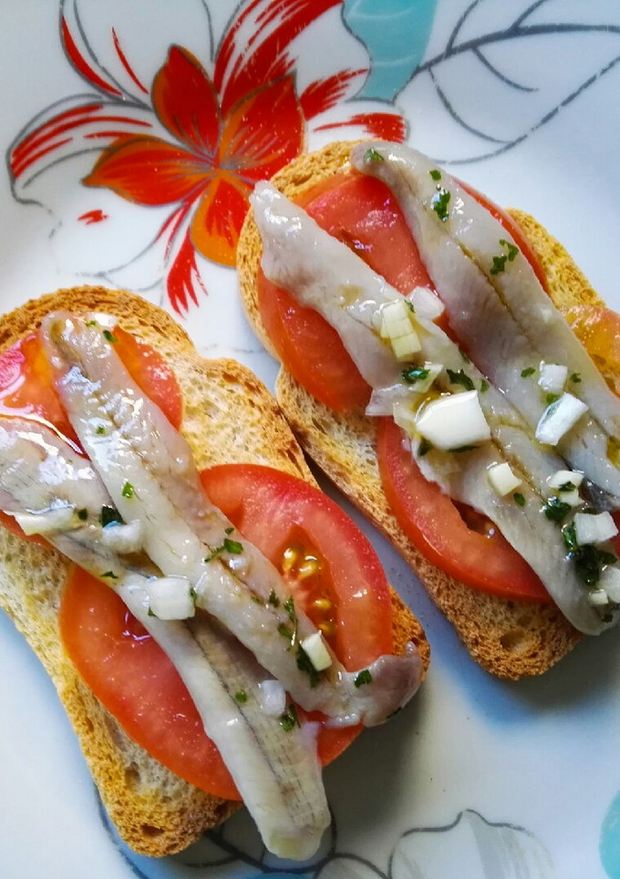 Una foto de Aperitivo con tomate y anchoas