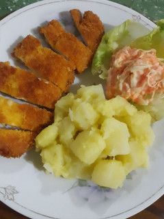 Foto resep Ayam krispi keju mozarela, kentang ongklok, coslow....wow