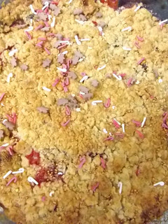 Una foto de Crumble de manzana, pera y frutos rojos