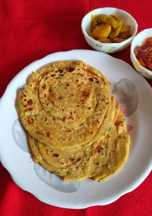 A picture of Mix dal laccha paratha.