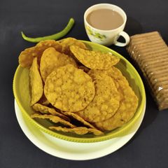 A picture of Namkeen puri.